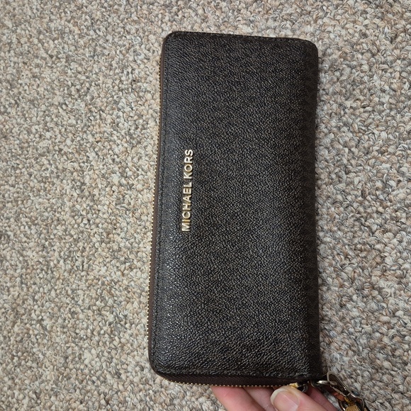 Michael Kors Large Wristlet Wallet GUC - Picture 1 of 16